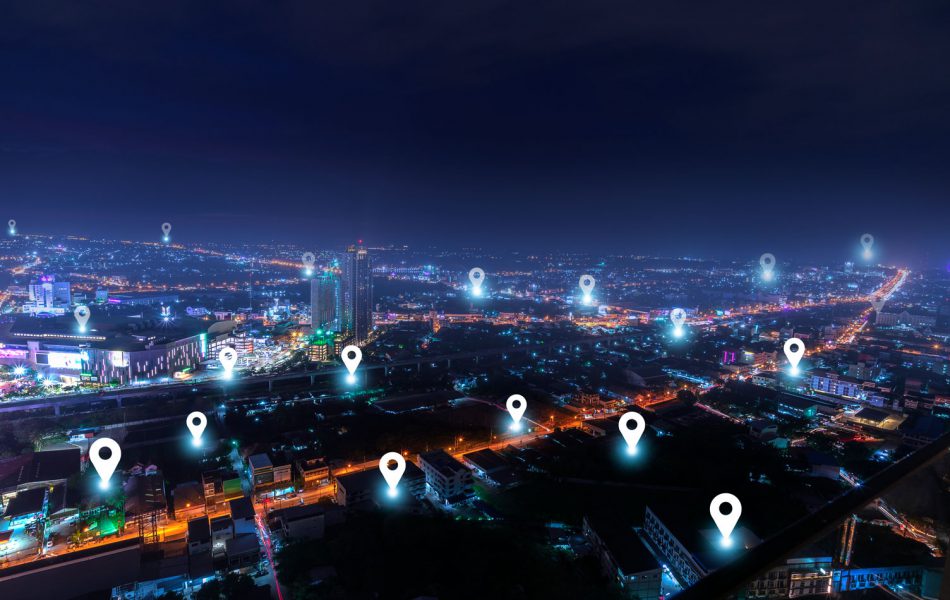 Eine Stadt von oben bei Nacht, Grafik mit verschiedenen markierten Standorten